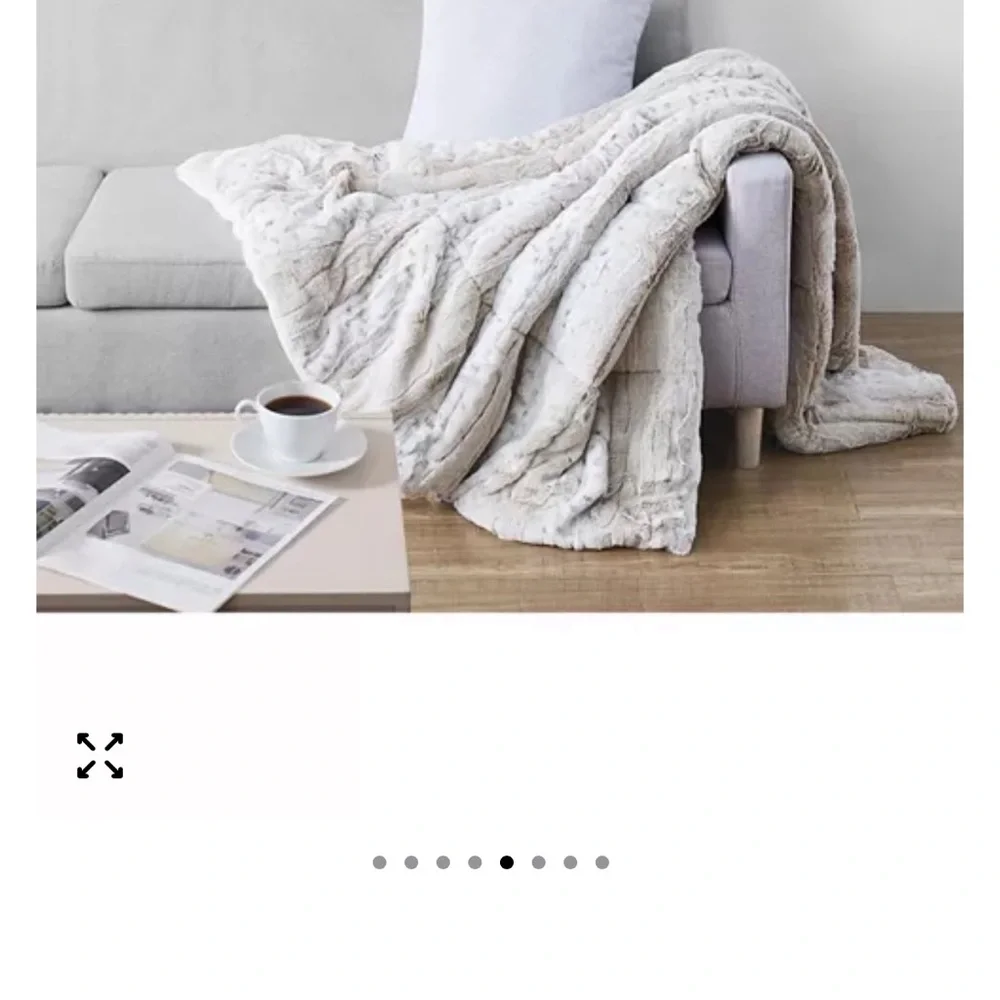 Christian Siriano Soft Gray Faux Fur Throw in Gift Box New - Picture 2 of 8